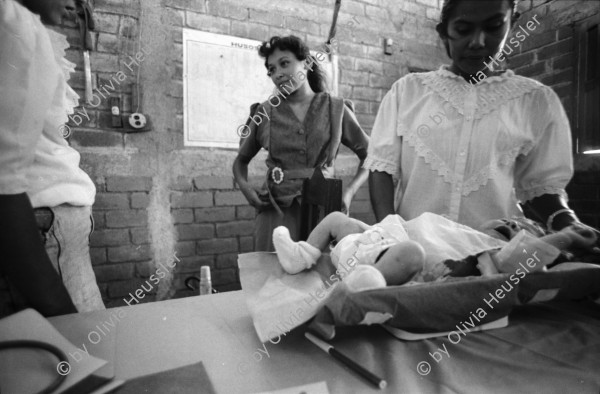 Image of sheet 19940490 photo 37: Charla von Dorothea und der franz. Krankenschwester in der Clinica MLO für die Frauen. Ueber Hygiene und Kindererziehung und Gesundheit. auch Aufklärung über Geschlechtsorgane bei Frau und Mann. Dorothea beim Sprechen mit Tafel. Schwangere auf Personenwaage mit Stiefel in der Hand. Frauen mit Kleinkinder in der Consulta . Behandlung. Wägen des Säugling Nicaragua 1994