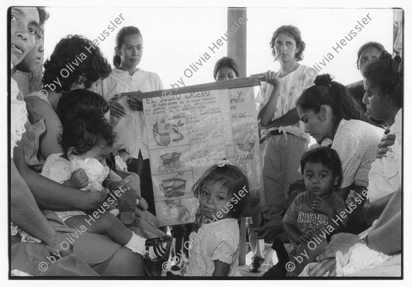 Image of sheet 19940500 photo 1: frtsg. 940490 Dorothea während kleinem Vortrag für Frauen in der Klinik. In der Consulta. Frau mit enzündeten Mandeln. Hals Vater mit Kleinkind. Untersuchung von Papanicolau Krebsabstrich. Gynäkologische Untersuchung 1994 Nicaragua
Mulukuku Dorothy Genossenschaft Gesundheit Mutter Schwester Kranken Workshop deza Ortiz clinic Nicaragua