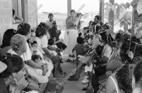 Image of sheet 19940500 photo 15: frtsg. 940490 Dorothea während kleinem Vortrag für Frauen in der Klinik. In der Consulta. Frau mit enzündeten Mandeln. Hals Vater mit Kleinkind. Untersuchung von Papanicolau Krebsabstrich. Gynäkologische Untersuchung 1994 Nicaragua
Mulukuku Dorothy Genossenschaft Gesundheit Mutter Schwester Kranken Workshop deza Ortiz clinic Nicaragua