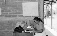 Image of sheet 19940500 photo 28: Dorothea während kleinem Vortrag für Frauen in der Klinik. In der Consulta. Frau mit enzündeten Mandeln. Hals Vater mit Kleinkind. Untersuchung von Papanicolau Krebsabstrich. Gynäkologische Untersuchung 1994 Nicaragua
Mulukuku Dorothy Genossenschaft Gesundheit Mutter Schwester Kranken Workshop deza Ortiz clinic Nicaragua