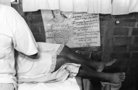 Image of sheet 19940500 photo 37: frtsg. 940490 Dorothea während kleinem Vortrag für Frauen in der Klinik. In der Consulta. Frau mit enzündeten Mandeln. Hals Vater mit Kleinkind. Untersuchung von Papanicolau Krebsabstrich. Gynäkologische Untersuchung 1994 Nicaragua
Mulukuku Dorothy Genossenschaft Gesundheit Mutter Schwester Kranken Workshop deza Ortiz clinic Nicaragua