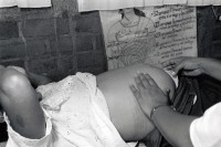 Image of sheet 19940510 photo 10: © 1994, Olivia Heussler / www.clic.li
Eine Schwangere wird von der Krankenschwester der Klinik der Frauenkooperative Maria Luisa Ortiz in Mulukkuku untersucht. Nic. 94 (Das AOS SAH Schweizerische Arbeiterinnen Hilfswerk - unterstützt die Frauen) Women Woman health medical center pregnant pregnancy care clinic cooperative Nicaragua 1994 √