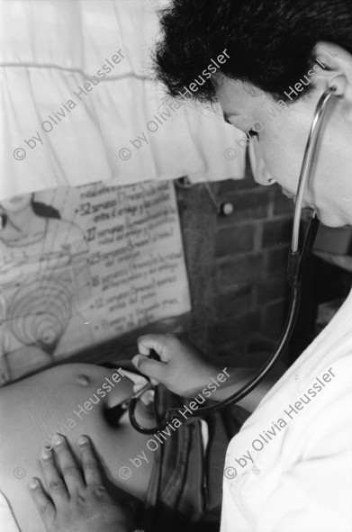 Image of sheet 19940510 photo 13: Während der Konsultation der Frauen und Kinder in der gesundheits Klinik der Frauen kooperative MLO. Papanicolao Krebsabstrich. Gynäkologie Gretel Grethel Häuserbau. Mann und Frau arbeiten zusammen im Bau eines Hauses Wohnhaus.  Nicaragua 1994