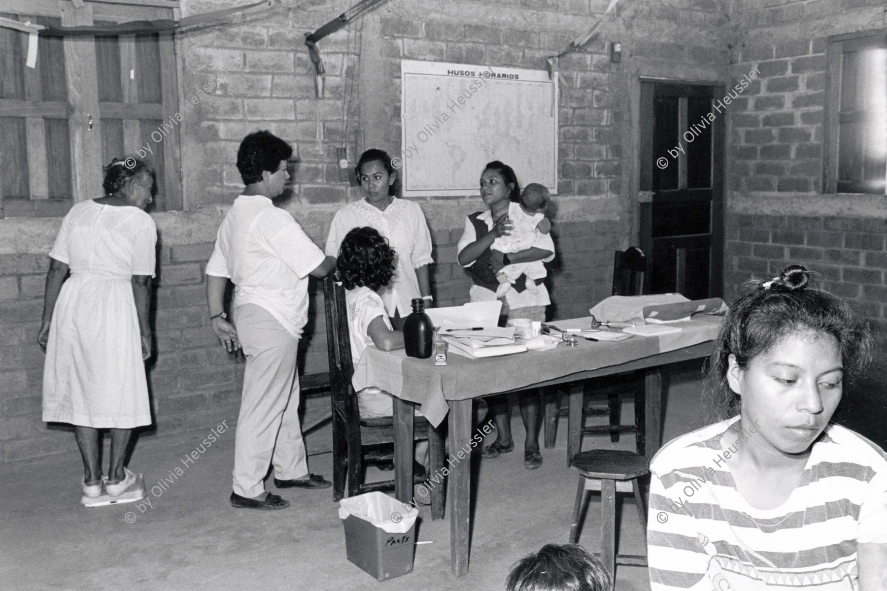 Image of sheet 19940510 photo 20: © 1994, Olivia Heussler / www.clic.li
Während der 'Consulta' in der Klinik der Frauenkooperative Maria Luisa Ortiz in Mulukuku untersucht. 
(Das AOS SAH Schweizerische Arbeiterinnen Hilfswerk - unterstützt die Frauen) Women Woman health medical center pregnant pregnancy care clinic cooperative Nicaragua 1994 √ deza