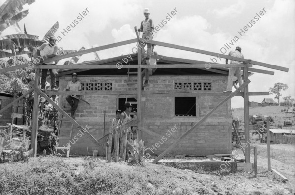 Image of sheet 19940510 photo 23: Häuserbau. Mann und Frau arbeiten zusammen im Bau eines Hauses Wohnhaus.  Nicaragua 1994