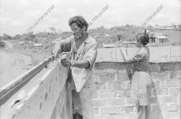 Image of sheet 19940510 photo 31: Häuserbau. Mann und Frau arbeiten zusammen im Bau eines Hauses Wohnhaus.  Nicaragua 1994