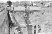 Image of sheet 19940510 photo 36: Häuserbau. Mann und Frau arbeiten zusammen im Bau eines Hauses Wohnhaus.  Nicaragua 1994