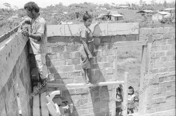 Image of sheet 19940510 photo 36: Häuserbau. Mann und Frau arbeiten zusammen im Bau eines Hauses Wohnhaus.  Nicaragua 1994