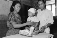 Image of sheet 19940510 photo 4: Während der Konsultation der Frauen und Kinder in der gesundheits Klinik der Frauen kooperative MLO. Papanicolao Krebsabstrich. Gynäkologie Gretel Grethel Häuserbau. Mann und Frau arbeiten zusammen im Bau eines Hauses Wohnhaus.  Nicaragua 1994