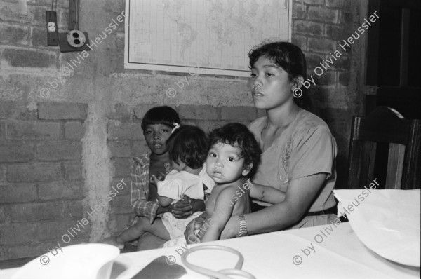 Image of sheet 19940510 photo 9: Während der Konsultation der Frauen und Kinder in der gesundheits Klinik der Frauen kooperative MLO. Papanicolao Krebsabstrich. Gynäkologie Gretel Grethel Häuserbau. Mann und Frau arbeiten zusammen im Bau eines Hauses Wohnhaus.  Nicaragua 1994