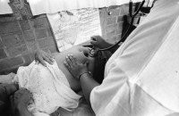 Image of sheet 19940520 photo 12: Schwangere wird in der autonomen Klinik der Frauenkooperative MLO untersucht. Im Hintergrund Plakat über verschiedene Stadien der Schwangerschaft. Carmelita und Fiebermesser. Kleinkind in der Behandlung. Kindstöne werden gemessen. Papanicolau. Mann und Frau arbeiten auf Bau. Hausmauer wird zementiert. In der Schreinerei. 
Mulukuku 
Ochsenwagen mit Negro in Pantasma. Ochsen von oben. Ich kriege Ueberschuhe um im Operationssaal zu arbeiten. Sterilisation wird vorbereitet. Die Zwei Frauen liegen bereit. 1994 Esteli Nicaragua