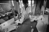 Image of sheet 19940520 photo 21: Schwangere wird in der autonomen Klinik der Frauenkooperative MLO untersucht. Im Hintergrund Plakat über verschiedene Stadien der Schwangerschaft. Carmelita und Fiebermesser. Kleinkind in der Behandlung. Kindstöne werden gemessen. Papanicolau. Mann und Frau arbeiten auf Bau. Hausmauer wird zementiert. In der Schreinerei. 
Mulukuku 
Ochsenwagen mit Negro in Pantasma. Ochsen von oben. Ich kriege Ueberschuhe um im Operationssaal zu arbeiten. Sterilisation wird vorbereitet. Die Zwei Frauen liegen bereit. 1994 Esteli Nicaragua