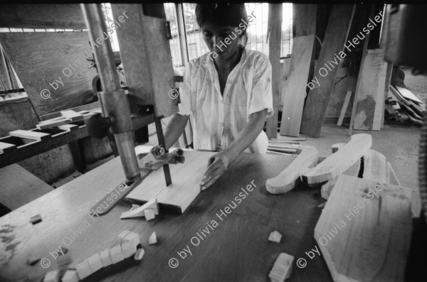 Image of sheet 19940520 photo 21: Schwangere wird in der autonomen Klinik der Frauenkooperative MLO untersucht. Im Hintergrund Plakat über verschiedene Stadien der Schwangerschaft. Carmelita und Fiebermesser. Kleinkind in der Behandlung. Kindstöne werden gemessen. Papanicolau. Mann und Frau arbeiten auf Bau. Hausmauer wird zementiert. In der Schreinerei. 
Mulukuku 
Ochsenwagen mit Negro in Pantasma. Ochsen von oben. Ich kriege Ueberschuhe um im Operationssaal zu arbeiten. Sterilisation wird vorbereitet. Die Zwei Frauen liegen bereit. 1994 Esteli Nicaragua