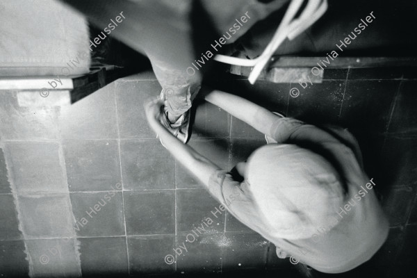 Image of sheet 19940520 photo 32: Eine Krankenschwester zieht mir ein paar sterile Schuhüberzüge an. Estelí, 1994

Una enfermera me pone un par de fundas estériles en los pies. Estelí, 1994
A nurse is helping me put on sterile galoshes. Estelí deza 

Women Woman health medical care clinic 


 traditional health care medical natural medicine plants healer healing 
Aus: «Der Traum von Solentiname» EPF, Zürich 
«El Sueño de Solentiname» IHNCA Managua p.161


gerahmt framed passepartout 37 x 52 cm