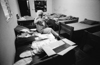 Image of sheet 19940520 photo 36: Schwangere wird in der autonomen Klinik der Frauenkooperative MLO untersucht. Im Hintergrund Plakat über verschiedene Stadien der Schwangerschaft. Carmelita und Fiebermesser. Kleinkind in der Behandlung. Kindstöne werden gemessen. Papanicolau. Mann und Frau arbeiten auf Bau. Hausmauer wird zementiert. In der Schreinerei. 
Mulukuku 
Ochsenwagen mit Negro in Pantasma. Ochsen von oben. Ich kriege Ueberschuhe um im Operationssaal zu arbeiten. Sterilisation wird vorbereitet. Die Zwei Frauen liegen bereit. 1994 Esteli Nicaragua