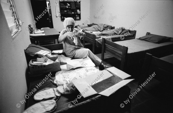 Image of sheet 19940520 photo 36: Schwangere wird in der autonomen Klinik der Frauenkooperative MLO untersucht. Im Hintergrund Plakat über verschiedene Stadien der Schwangerschaft. Carmelita und Fiebermesser. Kleinkind in der Behandlung. Kindstöne werden gemessen. Papanicolau. Mann und Frau arbeiten auf Bau. Hausmauer wird zementiert. In der Schreinerei. 
Mulukuku 
Ochsenwagen mit Negro in Pantasma. Ochsen von oben. Ich kriege Ueberschuhe um im Operationssaal zu arbeiten. Sterilisation wird vorbereitet. Die Zwei Frauen liegen bereit. 1994 Esteli Nicaragua