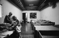 Image of sheet 19940520 photo 37: Schwangere wird in der autonomen Klinik der Frauenkooperative MLO untersucht. Im Hintergrund Plakat über verschiedene Stadien der Schwangerschaft. Carmelita und Fiebermesser. Kleinkind in der Behandlung. Kindstöne werden gemessen. Papanicolau. Mann und Frau arbeiten auf Bau. Hausmauer wird zementiert. In der Schreinerei. 
Mulukuku 
Ochsenwagen mit Negro in Pantasma. Ochsen von oben. Ich kriege Ueberschuhe um im Operationssaal zu arbeiten. Sterilisation wird vorbereitet. Die Zwei Frauen liegen bereit. 1994 Esteli Nicaragua