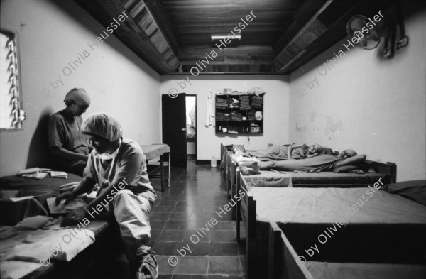 Image of sheet 19940520 photo 37: Schwangere wird in der autonomen Klinik der Frauenkooperative MLO untersucht. Im Hintergrund Plakat über verschiedene Stadien der Schwangerschaft. Carmelita und Fiebermesser. Kleinkind in der Behandlung. Kindstöne werden gemessen. Papanicolau. Mann und Frau arbeiten auf Bau. Hausmauer wird zementiert. In der Schreinerei. 
Mulukuku 
Ochsenwagen mit Negro in Pantasma. Ochsen von oben. Ich kriege Ueberschuhe um im Operationssaal zu arbeiten. Sterilisation wird vorbereitet. Die Zwei Frauen liegen bereit. 1994 Esteli Nicaragua