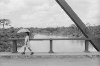 Image of sheet 19940530 photo 0: Die Konstruktion der Brücke über den Rio Tuma hat 18 Menschenleben gefordert. In der Schreinerei der Frauenkooperative Maria Luisa Ortiz in Mulukkuku. Harvey Wilchez bildet die Frauen aus und ist bezahlt vom SAH. 1994 Nicaragua