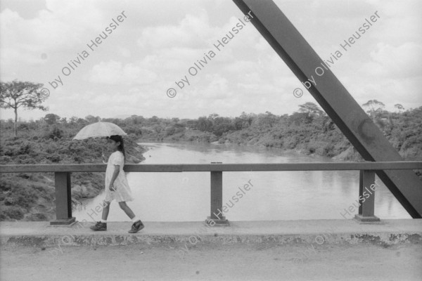 Image of sheet 19940530 photo 0: Die Konstruktion der Brücke über den Rio Tuma hat 18 Menschenleben gefordert. In der Schreinerei der Frauenkooperative Maria Luisa Ortiz in Mulukkuku. Harvey Wilchez bildet die Frauen aus und ist bezahlt vom SAH. 1994 Nicaragua