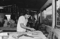 Image of sheet 19940530 photo 13: © 1994, Olivia Heussler / www.clic.li
In der Schreinerei der Frauenkooperative Maria Luisa Ortiz in Mulukkuku. unterstützt durch AOS SAH. 1994 Nicaragua 
working women woman carpentery carpenter wood work cooperative solidarity
√