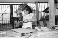 Image of sheet 19940530 photo 14: Die Konstruktion der Brücke über den Rio Tuma hat 18 Menschenleben gefordert. In der Schreinerei der Frauenkooperative Maria Luisa Ortiz in Mulukkuku. Harvey Wilchez bildet die Frauen aus und ist bezahlt vom SAH. 1994 Nicaragua
