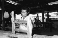 Image of sheet 19940530 photo 15: Die Konstruktion der Brücke über den Rio Tuma hat 18 Menschenleben gefordert. In der Schreinerei der Frauenkooperative Maria Luisa Ortiz in Mulukkuku. Harvey Wilchez bildet die Frauen aus und ist bezahlt vom SAH. 1994 Nicaragua
