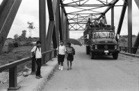 Image of sheet 19940530 photo 3: Die Konstruktion der Brücke über den Rio Tuma hat 18 Menschenleben gefordert. In der Schreinerei der Frauenkooperative Maria Luisa Ortiz in Mulukkuku. Harvey Wilchez bildet die Frauen aus und ist bezahlt vom SAH. 1994 Nicaragua