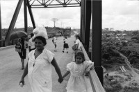 Image of sheet 19940530 photo 4: Die Konstruktion der Brücke über den Rio Tuma hat 18 Menschenleben gefordert. In der Schreinerei der Frauenkooperative Maria Luisa Ortiz in Mulukkuku. Harvey Wilchez bildet die Frauen aus und ist bezahlt vom SAH. 1994 Nicaragua