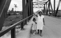 Image of sheet 19940530 photo 6: Die Konstruktion der Brücke über den Rio Tuma hat 18 Menschenleben gefordert. In der Schreinerei der Frauenkooperative Maria Luisa Ortiz in Mulukkuku. Harvey Wilchez bildet die Frauen aus und ist bezahlt vom SAH. 1994 Nicaragua