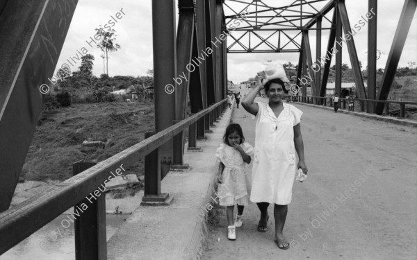 Image of sheet 19940530 photo 6: Die Konstruktion der Brücke über den Rio Tuma hat 18 Menschenleben gefordert. In der Schreinerei der Frauenkooperative Maria Luisa Ortiz in Mulukkuku. Harvey Wilchez bildet die Frauen aus und ist bezahlt vom SAH. 1994 Nicaragua