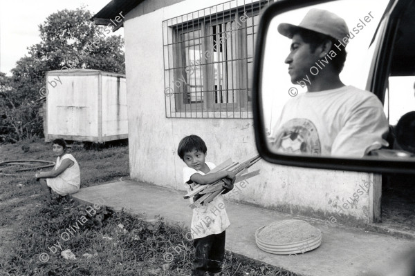 Image of sheet 19940540 photo 0: © 1993, Olivia Heussler / www.clic.li
Harvey Wilchez (im Spiegel) bildet die Frauen der SchreinerInnenkooperative Maria Luisa Ortiz in Mulukuku aus. Seine Arbeit ist vom SAH unterstützt. 
 	In der Schreinerei der Frauenkooperative Maria Luisa Ortiz in Mulukkuku. unterstützt durch AOS SAH. 1994 Nicaragua
working women woman carpentery carpenter wood work cooperative solidarity child boy man worker deza
√