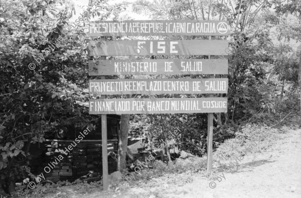 Image of sheet 19940540 photo 3: Harvey im Autospiegel. Kind mit Holz und Frau der Kooperative MLO FISE Tafel COSUDE in San Dionisio.Matagalpa. Swissaid gibt Kleinkredite an AGACI Frauen UNAG Mujer unterstützt. Die Frauen gehören zur Asociacion de Ganaderas Individuales. Carina auf Pferd.Nr. 7 und 15 Adaluz Arauz G. Mitglied der Gruppe beim Sähen von Mais.   und melke. Gruppenbild. 1994 Nicaragua