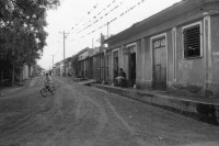 Image of sheet 19940550 photo 13: frtsg. AGACI Frauen und Strassenbild San Dionisio. Gruppenbild. Mutter und Kind. Männer vor Tienda FSLN Mural. Kühe und Pferd auf dem Weg auf das Feld. Kühe und Rinder AGACI in El Chaguitillo mit Dona Maria Elsa. 1994 Nicaragua
© 1994, OLIVIA HEUSSLER / www.clic.li