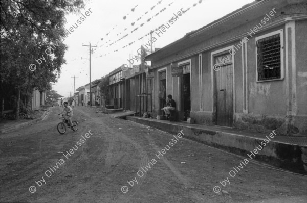 Image of sheet 19940550 photo 13: frtsg. AGACI Frauen und Strassenbild San Dionisio. Gruppenbild. Mutter und Kind. Männer vor Tienda FSLN Mural. Kühe und Pferd auf dem Weg auf das Feld. Kühe und Rinder AGACI in El Chaguitillo mit Dona Maria Elsa. 1994 Nicaragua
© 1994, OLIVIA HEUSSLER / www.clic.li