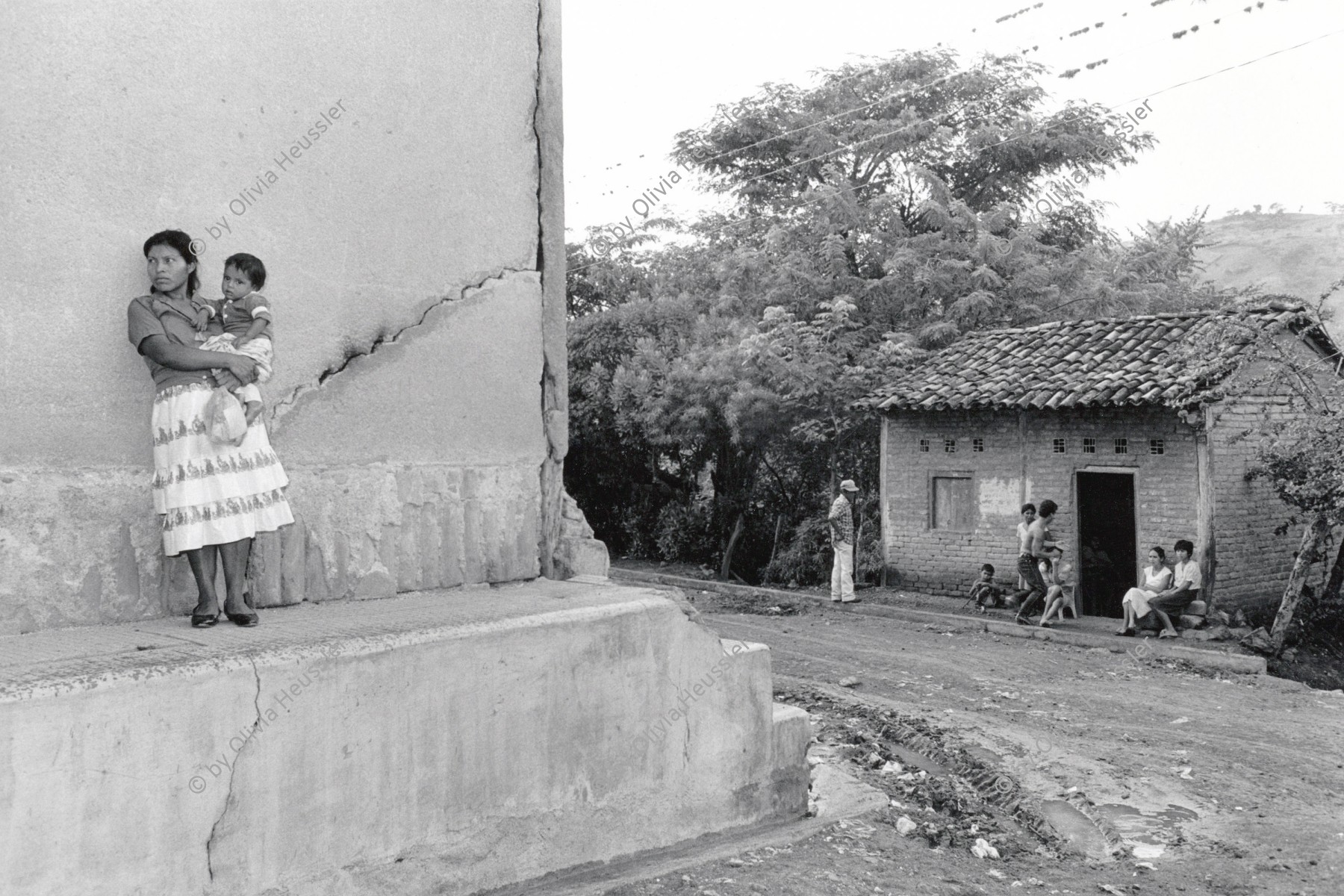 Image of sheet 19940550 photo 16: Frau mit Kind im Dorf San Dionisio Nic. 10.94 √ women woman with mother child baby in her arms. Pueblo Nicaragua 1994
© 1994, OLIVIA HEUSSLER / www.clic.li deza Mutter Baby Kleinkind säugling Strasse Wand Haus Ziegeldach traditionell Dach offroad naturstrasse