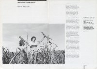 Image of sheet 19940570 photo 11: Otilda Mendoza vertreibt als lebendige Vogelscheuche die grünen kleinen Chocoyo Barbinaranja/ Orange chinned Parakeet Papageien (Brotogeris jugularis) Aves de Nicaragua, die sich jeden Morgen durchs Hirsefeld fressen. Nicaragua 1994 √
deza
Otilda Mendoza, espantapájaros vivo. Cooperativa

gerahmt framed passepartout 37 x 52 cm
«El Chagüitillo», Sébaco, Dpto. de Matagalpa, 1994
Otilda Mendoza, live scarecrow. El Chagüitillo Cooperative, Sébaco, Dep. Matagalpa, 1994

Press archive printed media published with the use of a photography by Olivia Heussler: .