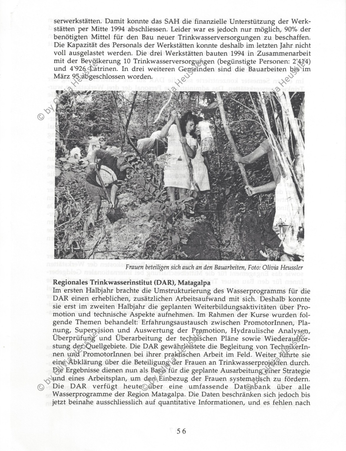 Image of sheet 19940590 photo 35: Die Frauen des Dorfes 'El Penasco' arbeiten freiwillig (unterstützt mit Schweizer Finanzierungen aus der Entwicklungshilfe) an der Wasserleitung mit. Nicaragua 10.94. 1994 auf deza mediathek