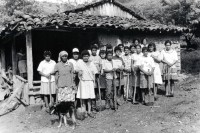 Image of sheet 19940600 photo 36: © 1994, Olivia Heussler / www.clic.li
Die Frauen des Dorfes 'El Penasco' arbeiten freiwillig (unterstützt mit Schweizer Finanzierungen aus der Entwicklungshilfe DEZA COSUDE) an der Wasserleitung mit. Nicaragua 1994 √ Farming Farmer women woman work micro credit agriculture water Gruppenbild