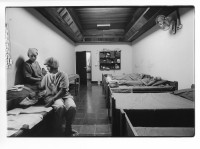 Image of sheet 19940610 photo 1: Zwei Frauen haben sich zur Unterbindung entschlossen. Die Operation wird im 'Haus für die natürliche Geburt' durch einem Arzt ausgeführt. Esteli Nicaragua 1994 health care, gesundheit arbeit frauen betten clinic sterilisation unterbindung deza  patientinnen mütter