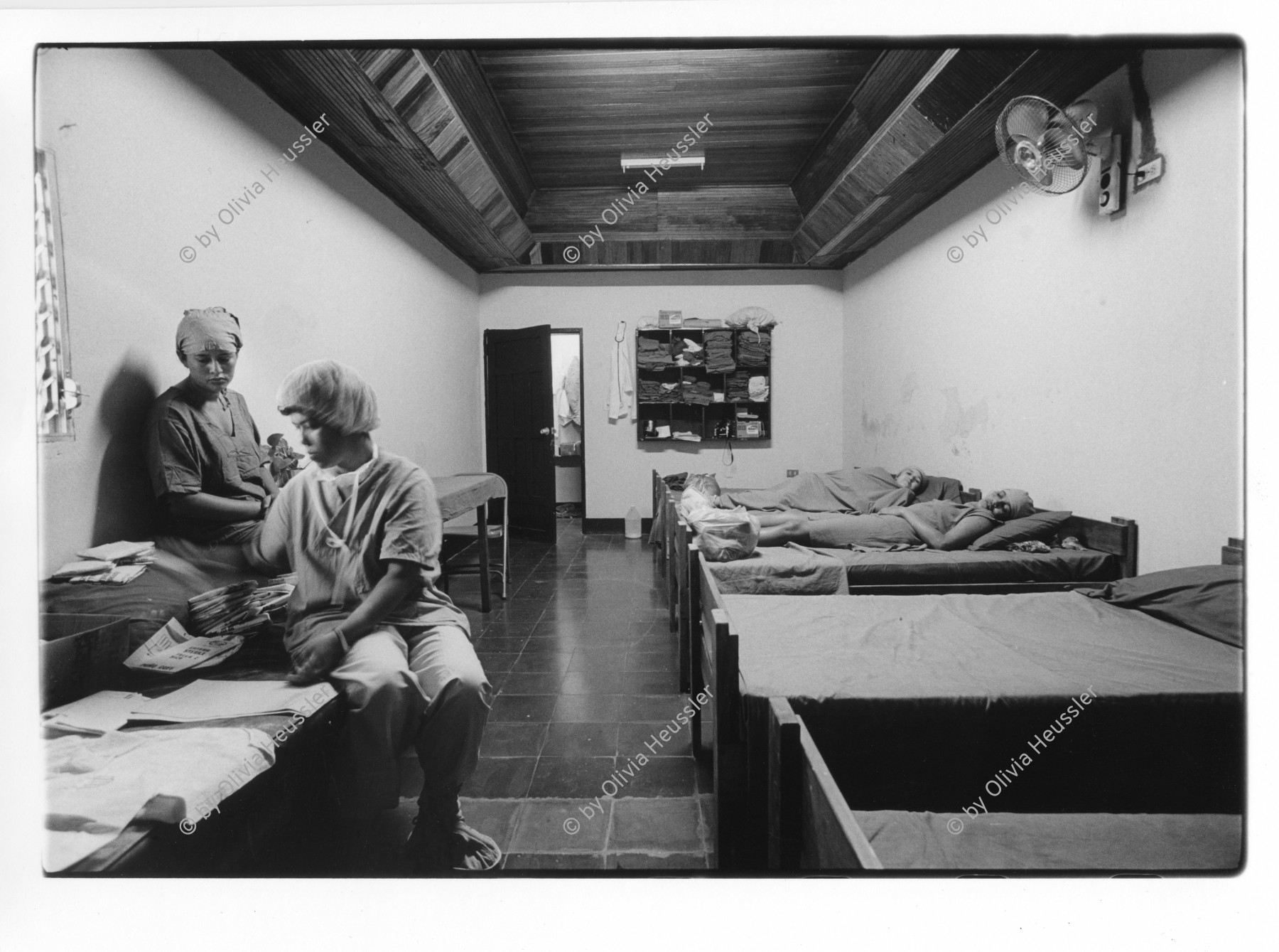 Image of sheet 19940610 photo 1: Zwei Frauen haben sich zur Unterbindung entschlossen. Die Operation wird im 'Haus für die natürliche Geburt' durch einem Arzt ausgeführt. Esteli Nicaragua 1994 health care, gesundheit arbeit frauen betten clinic sterilisation unterbindung deza  patientinnen mütter