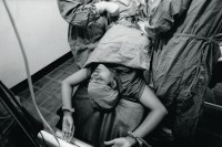 Image of sheet 19940610 photo 26: Aus: «Der Traum von Solentiname» EPF, Zürich 
«El Sueño de Solentiname» IHNCA Managua p.160
Während einer Sterilisation. Die Patientin ist 29 Jahre alt
und hat bereits sechs Geburten hinter sich. Estelí, 1994
Eine Mutter von saechs Kindern hat sich zur Unterbindung Ligatur,  entschlossen. Die Operation wird im Haus für die natürliche Geburten von Dr. Doktor Pino ausgeführt. Esteli Nicaragua 1994 √
Women Woman health medical care clinic cooperative Gynaecology

Durante una ligadura de trompas. La paciente
deza Sterilisation Frau
© 1994, Olivia Heussler  
tiene 29 años y ha tenido once partos. Estelí, 1994