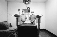 Image of sheet 19940610 photo 6: Zwei GesundheitsarbeiterInnen im Operationssaal des Hauses für natürliches Gebären in  Esteli, Nicaragua 1994.