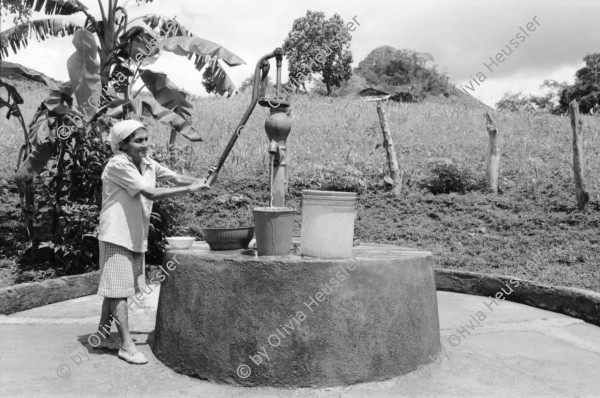 Image of sheet 19940620 photo 10: Zwei Männer füllen die Pestizid tänke Tank um die Häuser gegen Inseketen zu besprayen. Mario Rugama Inaa arbeitet unter Mitarbeit der Bevölkerung an einem neuen Brunnen. Eine Frau pumpt Wasser aus einem Brunnen. Im Haus für natürliches Gebären. Casa del Parto natural in Esteli. Vorbereitungen zur Sterilisation bei Zwei Frauen. Spray
Nicaragua 1994 Malariaprävention: Zwei Arbeiter füllen eine Pumpe mit Insektiziden, um Wohnäuser zu besprühen. Condega
Malaria Insecticide chemicals pump manual prevention
Eine Frau pumpt Wasser aus dem Brunnen. Condega, 
(unterstützt mit Schweizer Finanzierung aus der Entwicklungshilfe DEZA COSUDE)  Wasserleitung. Farming Farmer women woman work micro credit agriculture water ﻿﻿
﻿state development aid governmental
 	Eine Mutter von vier Kindern hat sich zur Unterbindung entschlossen. Die Operation wird durch den Arzt im 'Haus für natürliche Geburten' durchgeführt. Esteli. Nicaragua 1994 √
Gesundheit Familien planung Frau clinic family planing education women woman health
Durante una ligadura de trompas. La paciente
tiene 29 años y ha tenido once partos. Estelí, 1994
Tubal sterilization. The 29-year-old woman
has already given birth 11 times. Estelí, 1994