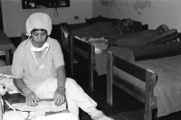 Image of sheet 19940620 photo 17: Zwei Männer füllen die Pestizid tänke Tank um die Häuser gegen Inseketen zu besprayen. Mario Rugama Inaa arbeitet unter Mitarbeit der Bevölkerung an einem neuen Brunnen. Eine Frau pumpt Wasser aus einem Brunnen. Im Haus für natürliches Gebären. Casa del Parto natural in Esteli. Vorbereitungen zur Sterilisation bei Zwei Frauen. Spray
Nicaragua 1994 Malariaprävention: Zwei Arbeiter füllen eine Pumpe mit Insektiziden, um Wohnäuser zu besprühen. Condega
Malaria Insecticide chemicals pump manual prevention
Eine Frau pumpt Wasser aus dem Brunnen. Condega, 
(unterstützt mit Schweizer Finanzierung aus der Entwicklungshilfe DEZA COSUDE)  Wasserleitung. Farming Farmer women woman work micro credit agriculture water ﻿﻿
﻿state development aid governmental
 	Eine Mutter von vier Kindern hat sich zur Unterbindung entschlossen. Die Operation wird durch den Arzt im 'Haus für natürliche Geburten' durchgeführt. Esteli. Nicaragua 1994 √
Gesundheit Familien planung Frau clinic family planing education women woman health
Durante una ligadura de trompas. La paciente
tiene 29 años y ha tenido once partos. Estelí, 1994
Tubal sterilization. The 29-year-old woman
has already given birth 11 times. Estelí, 1994