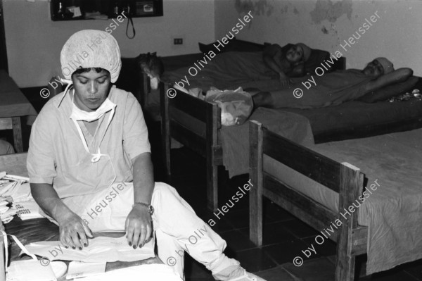 Image of sheet 19940620 photo 17: Zwei Männer füllen die Pestizid tänke Tank um die Häuser gegen Inseketen zu besprayen. Mario Rugama Inaa arbeitet unter Mitarbeit der Bevölkerung an einem neuen Brunnen. Eine Frau pumpt Wasser aus einem Brunnen. Im Haus für natürliches Gebären. Casa del Parto natural in Esteli. Vorbereitungen zur Sterilisation bei Zwei Frauen. Spray
Nicaragua 1994 Malariaprävention: Zwei Arbeiter füllen eine Pumpe mit Insektiziden, um Wohnäuser zu besprühen. Condega
Malaria Insecticide chemicals pump manual prevention
Eine Frau pumpt Wasser aus dem Brunnen. Condega, 
(unterstützt mit Schweizer Finanzierung aus der Entwicklungshilfe DEZA COSUDE)  Wasserleitung. Farming Farmer women woman work micro credit agriculture water ﻿﻿
﻿state development aid governmental
 	Eine Mutter von vier Kindern hat sich zur Unterbindung entschlossen. Die Operation wird durch den Arzt im 'Haus für natürliche Geburten' durchgeführt. Esteli. Nicaragua 1994 √
Gesundheit Familien planung Frau clinic family planing education women woman health
Durante una ligadura de trompas. La paciente
tiene 29 años y ha tenido once partos. Estelí, 1994
Tubal sterilization. The 29-year-old woman
has already given birth 11 times. Estelí, 1994