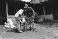 Image of sheet 19940620 photo 4: © 1994, Olivia Heussler / www.clic.li
Malariaprävention: Zwei Arbeiter füllen eine Pumpe mit Insektiziden, um Wohnäuser zu besprühen. Condega, Nicaragua 1994 √

Malaria Insecticide chemicals pump manual prevention