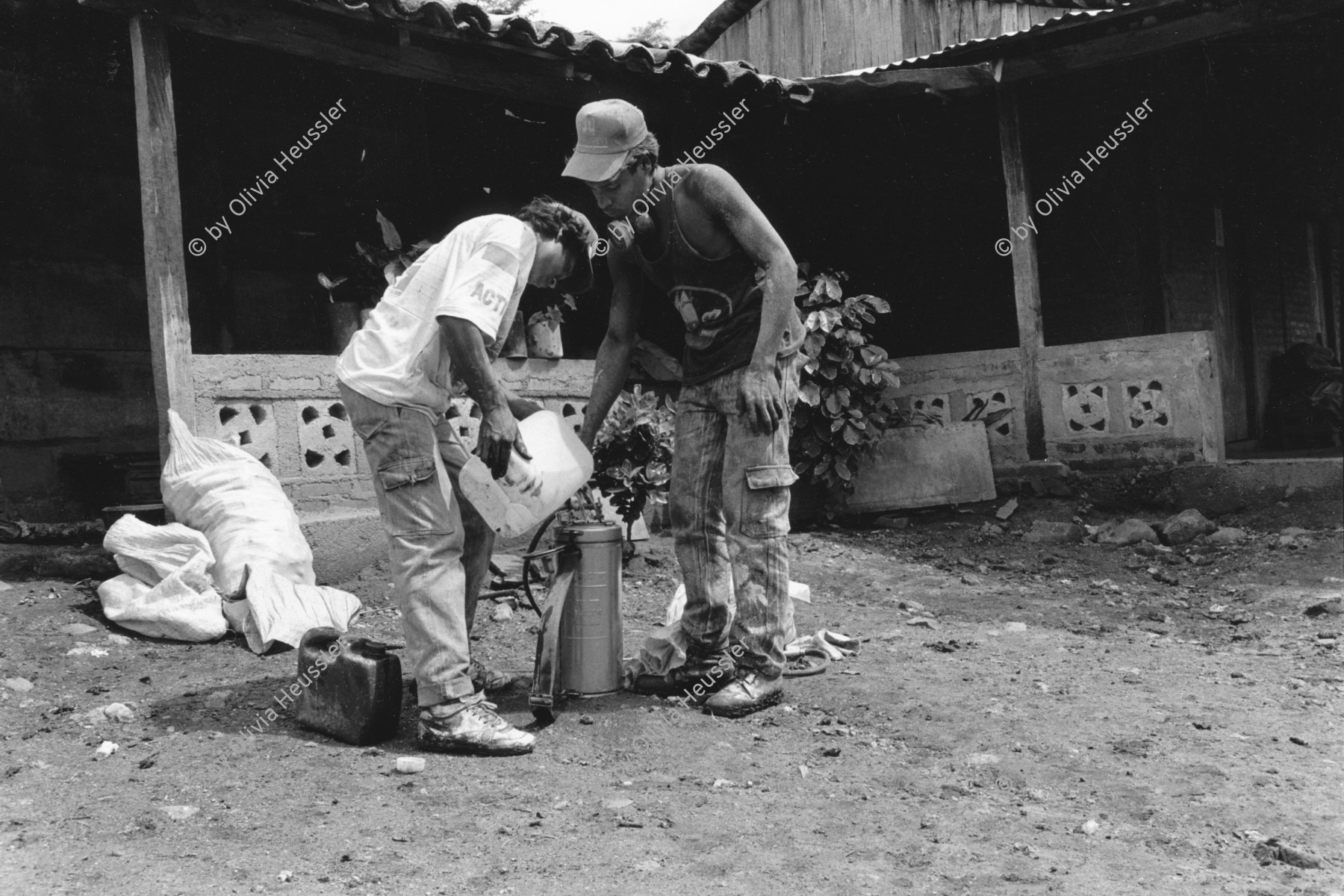 Image of sheet 19940620 photo 4: © 1994, Olivia Heussler / www.clic.li
Malariaprävention: Zwei Arbeiter füllen eine Pumpe mit Insektiziden, um Wohnäuser zu besprühen. Condega, Nicaragua 1994 √

Malaria Insecticide chemicals pump manual prevention