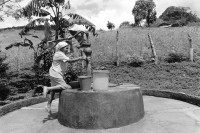 Image of sheet 19940620 photo 8: © 1994, Olivia Heussler / www.clic.li
Eine Frau pumpt Wasser aus dem Brunnen. Condega, Nicaragua 1994 √
(unterstützt mit Schweizer Finanzierung aus der Entwicklungshilfe DEZA COSUDE)  Wasserleitung. Nicaragua 1994 √ Farming Farmer women woman work micro credit agriculture water ﻿﻿
﻿state development aid governmental