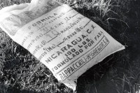 Image of sheet 19940630 photo 23: © 1994, Olivia Heussler / www.clic.li
Die Felder in Nicaragua werden mit solchen Pestiziden behandelt. Nicaragua 1994 
√ pesticidal insecticide malaria agriculture farming rice production Sebaco chemical pesticide